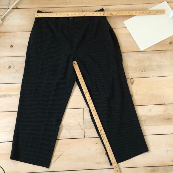 Briggs New York EUC Women's Black Pinstripe Pull On Pants Size 24WS - Picture 7 of 9